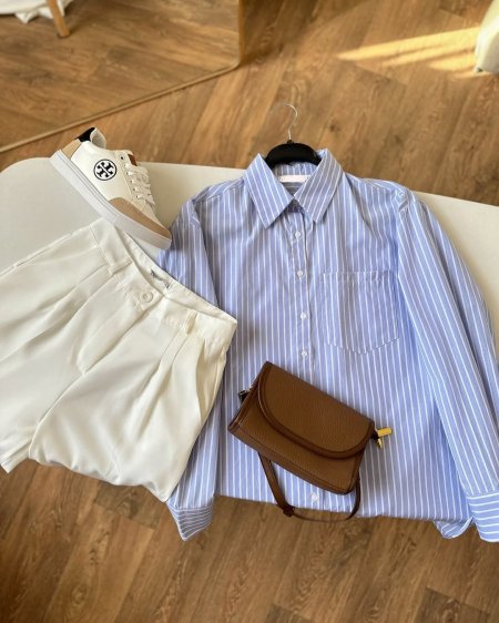 قميص مخطط مع جيبه