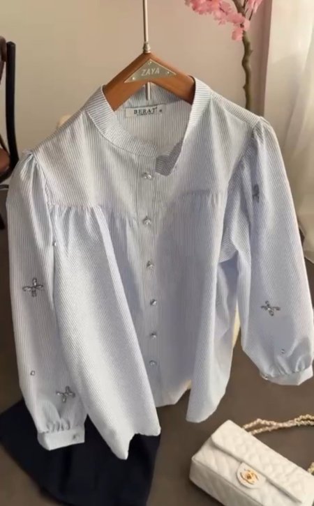 قميص مع ستراس مخطط